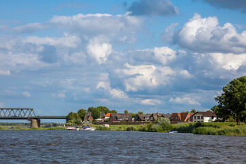 Elbe bei Lauenburg mit Lauenburger Kanalbrücke
