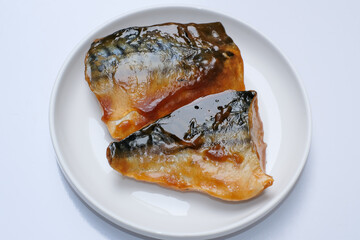 白い皿に乗った鯖の味噌煮