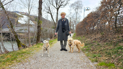 Frau mit 2 Hunden