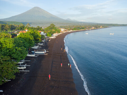 Indonesien, Bali, schwarzer Strand von Amed am Morgen, Berg Agung im Hintergrund