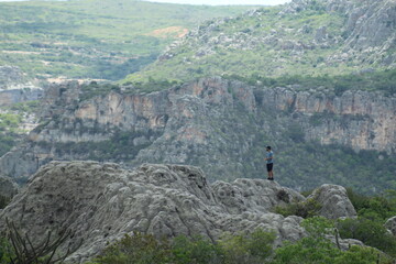 turista em formações rochosas no parque nacional do vale do catimbau, buíque, pernambuco