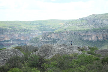 turista em formações rochosas no parque nacional do vale do catimbau, buíque, pernambuco