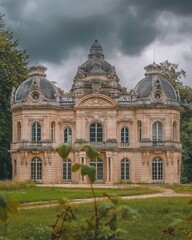 Majestic Abandoned Ch&acirc;teau in Overgrown Park - Ideal for Historical Narratives