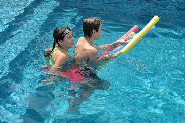 crianças brincando na piscina 
