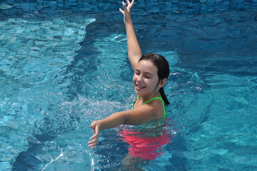 menina sorrindo na piscina no verão 