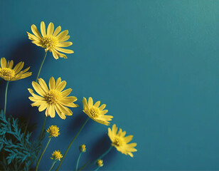 Um fundo azul com flores amarelas no lado esquerdo e espaço para texto.