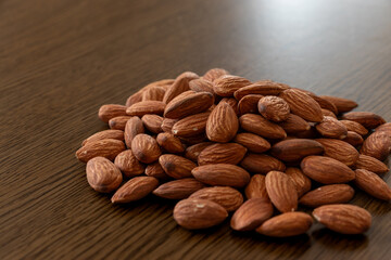 山盛りのアーモンド