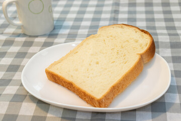 白い皿の上に一枚の食パン
