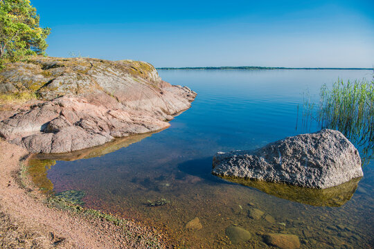 rocky coast ofn the lake