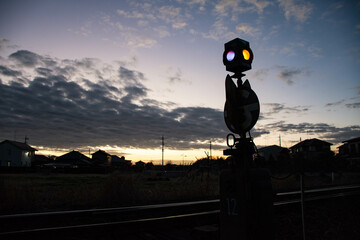 ランプのような夕暮れ時の鉄道の信号