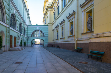 Obraz premium The sidewalk between the buildings in the historical center of St. Petersburg.