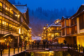 雪降る夜の銀山温泉