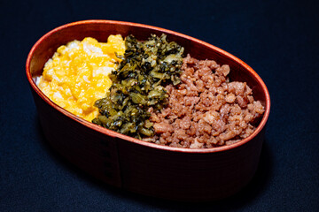 三色丼わっぱ弁当