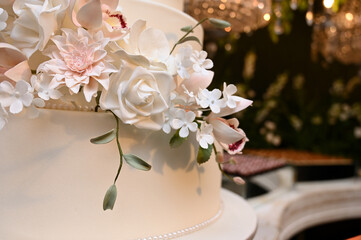 decoration on the table, wedding cake in the ballroom, wedding cake, close up of cake, fondant cake, biscuit flowers, close up of cake flowers, party room, assembly room, wedding party, luxury party


