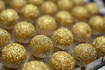 golden sweet balls, golden brigadeiro, party sweet, close up of sweet, glitter sweetie

