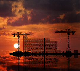 Baukran Baustelle mit Gerüsten und Gebäude - Industrie - Spiegelungen im Wasser - Sonnenuntergang