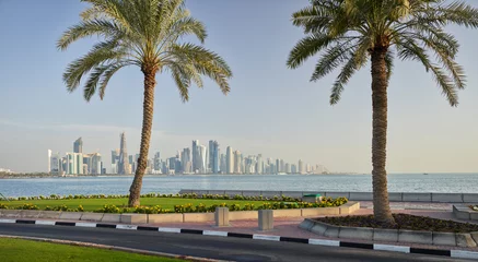 Deurstickers Palmen an der Corniche Promenade, West Bay, Doha, Katar © Rainer Mirau