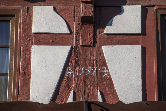 Detail Fachwerk mit Zimmermannszeichen und Jahreszahl 1597 in Neckartenzlingen
