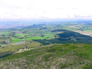 Fototapeta premium Paysage naturel de randonnée en Auvergne 