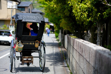 Risciò che trasporta persone trasportato da una persona in Giappone nella città di Osaka