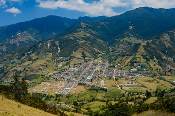 panoramica y zona urbana de un pueblo colombiano