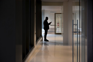 persone al lavoro in un corridoio di un ufficio - 755826492