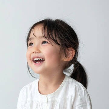 楽しそうに笑う５才の女の子