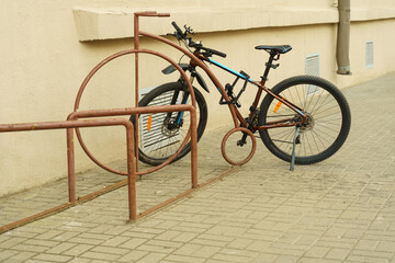 Obraz premium Bicycle Locked to Metal Gate on Sidewalk