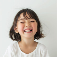 楽しそうに笑う７才の女の子