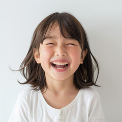 楽しそうに笑う７才の女の子