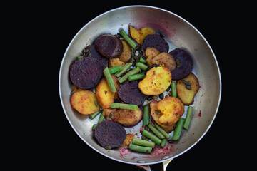 TOP VIEW COOKING PAN COLOURFUL SLICED VEGETABLES ON BLACK BACKGROUND 