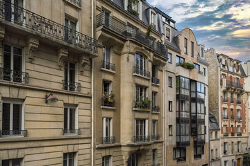 Fototapeta na wymiar Paris, beautiful building in a luxury district 