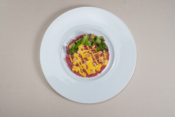 Tartare di carne con senape, nocciole e verdure