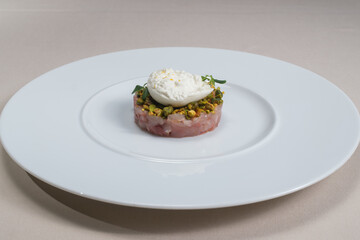 Tartare di carne con granella di pistacchio e mozzarella