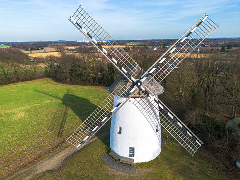  Die Egelsberger Windmühle in Krefeld Traar. Luftaufnahme