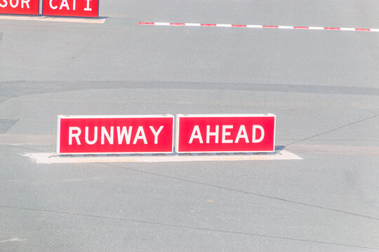 Runway Ahead Hinweis auf der Startbahn eines internationalen Verkehrsflughafens