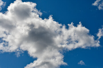 Obraz premium Underbara moln målar himlen med en himmelsk duk. Pissiga cirrusmoln, som fjädrar, dansar högt ovanför och fångar solljus. Cumulusmoln liknar sockervadd, fluffiga och inbjudande. 