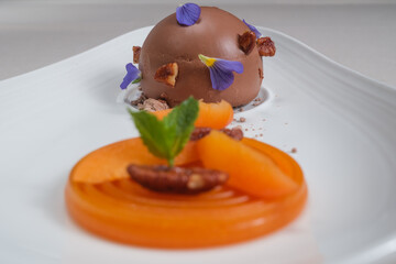Dolce di cioccolato gourmet con frutta e colori
