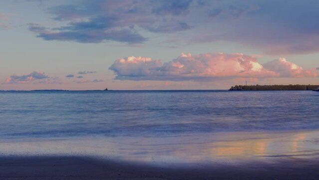 湘南サザンビーチの雲の多い夕暮れの風景(タイムラプス)