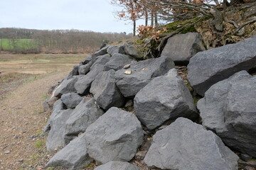 FU 2023-03-12 Steinbach 494 Der Damm ist mit großen Steinen befestigt