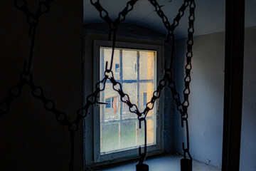 Triste Aussicht auf einen Gefängnis Hof durch vergittertes Fenster