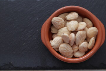 almendras peladas en cazuelitas fondo negro