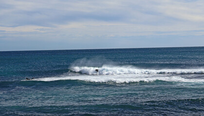  hommes faisant du surf sur une mer tumultueuse