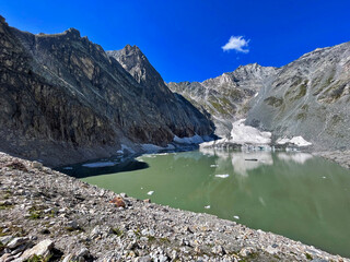 Obraz premium Alpine Oasis: Glacier Lake Majesty in Vanoise National Park, Hautes Alps, France