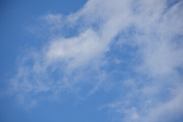 Obraz premium A blue sky landscape with some diffuse clouds
