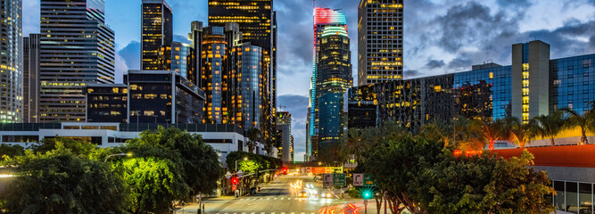 City Lights: 4K Ultra HD Image of Downtown Los Angeles Figueroa Street Traffic After Sunset - obrazy, fototapety, plakaty