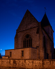 Une sombre église