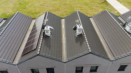 Panele słoneczne na dachu budynku wielorodzinnego, deweloper. - obrazy, fototapety, plakaty