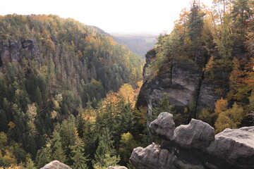 Schöner Herbsttag in den Wäldern bei Hohnstein in der Sächsischen Schweiz	