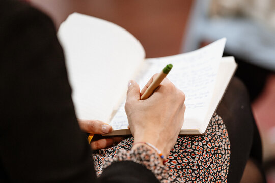 Femme prenant des notes au travail